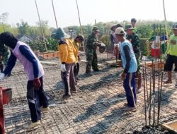 Babinsa Koramil Sumberrejo Bojonegoro bantu Pengecoran Pembangunan Masjid Desa Ngampal