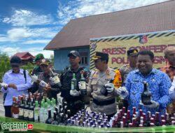 Satgas Yonif 125/SMB Bersama Polres Asmat Musnahkan Ratusan Miras Ilegal