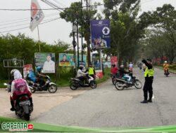 Brimob Kalbar Bantu Satuan Wilayah Atur Lalin Dalam Mengurangi Kemacetan