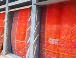 Miris,,, Dana BOS Miliaran , Kaca Jendela Pecah SMP Negeri 1 Doloksanggul Ditutupi Dengan Ulos