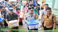 Kapolda Riau dan Danrem 031/Wira Bima Solid Bantu Korban Banjir, Setengah Badan Terendam Air
