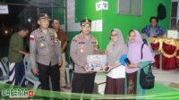 Kapolresta Barelang Kunjungi dan Berikan Semangat Kepada Petugas KPPS yang Sampai Larut Malam Masih Melakukan Perhitungan Hasil Pencoblosan di TPS