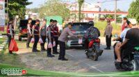 Polisi Bagikan Takjil di Depan Mako Disertai Himbauan Tertib Berlalulintas