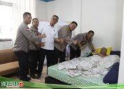 Wakapolresta Barelang Bersama PJU Polda Kepri Dampingi Wakapolda Kepri Home Visit Ke Kediaman Personel Polda Kepri Yang Sedang Sakit