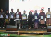 Pj. Bupati Asraf Terima Penghargaan Explore Jambi Award di Festival Batanghari 2024