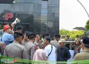 Demo Di Gedung KPK, Puluhan Petani Kecamatan Merlung Dan Tungkal Ulu Desak KPK Ungkap Dugaan Gratifikasi Anwar Sadat.