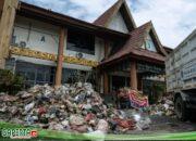 Akibat Anggaran Pengelolaan Sampah Tidak Cair Berapa Unit Truk Sampah Bauang Sampah Depan Kantor Bupati Dan DPRD