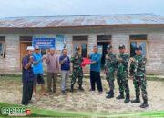 Kibarkan Bendera RI Jelang 17 Agustus 2024, Satgas PAMTAS Republik IndonesiaMalasya Yonkav 12/BCA Bagikan Bendera pada Sekitar Warga Sekitar Perbatasan.