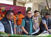 Konferensi Pers: Polisi Tangkap 5 Pelaku Penyulingan Gas di Alam Barajo, Tabung Elpiji Subsidi Disuntik ke Tabung Non Subsidi.