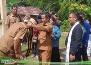 Bupati Bengkayang beserta PLN UP3 Skw beserta kepala Desa meresmikan Jaringan Listrik Desa