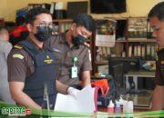 Kantor Disperindagkop dan Usaha Mikro Kabupaten Sanggau Digeledah Kejari Sanggau.