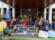 Aliansi Mahasiswa Perduli Kalimantan Barat, Gelar Unras di Kantor Pertamina Regional Kalimantan Cabang Pontianak