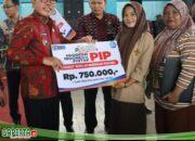 Wali Kota Ahmadi Beri Beasiswa PIP Tahap II