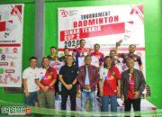 Suksesnya Turnamen Badminton, Kapolres Landak Berikan Trofi untuk Para Pemenang