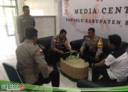 Kasatgas Humas dan KawasOps  mendampingi Kaposko Operasi Mantap Praja 2024 Lakukan Monitoring di Kantor KPU Sambas dan Kantor BAWASLU Sambas.