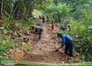 Satgas Yonkav 12/BC Bersama Masyarakat Lakukan Pembersihan dan Pengecoran Jalan Penghubung Dusun