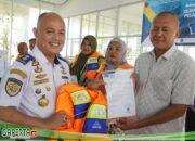 KSOP UTAMA Belawan Serahkan Bantuan E.Pad Kecil dan Life Jacket Pada Nelayan Pesisir