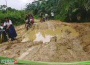 Infrastuktur Jalan di Kecamatan Belitang dan Kecamatan Nanga Mahap Kabupaten Sekadau Hancur Lebur, Perekonomian dan Mobilisasi Tersendat.