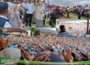 Puluhan Ribu Massa Bersorak dengan Semangat di Acara Pengukuhan Tim Pemenangan Monadi Murison diLapangan Sigegar Bumi