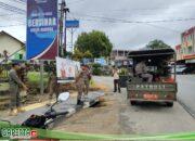 Petugas Gabungan Tertibkan APK Paslon  yang Pasang Ditempat Terlarang