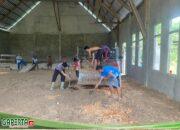 Bhabinkamtibmas Polsek Belitang Hulu Bersama Warga Kerja Bakti Bersihkan Gereja yang Sedang Dibangun