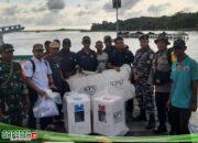 Perjuangan Tanpa Batas, Personel Polres Ketapang Bersama Anggota TNI Seberangi Lautan Guna Antarkan Logistik Pemilukada Serentak
