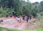 Satgas Pamtas RI-Malaysia Yonkav 12/BC Bersama Masyarakat Melakukan Perbaikan Poros Jalan yang Rusak Akibat Banjir di Desa Guntembawang.