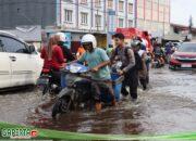 Banjir Pasang : Puluhan Kendaraan Warga Mogok, Polres Ketapang Sigap Berikan Bantuan