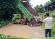 Bentuk Kepedulian kepada Pemkab Landak, PT. Sampoerna Agro Bantu perbaiki Ruas Jalan Provinsi Poros Sidas-Darit.