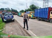 Warga Tempino Kabupaten Muaro Jambi Melakukan Pemberhentian Terhadap Mobil Truk Angkutan Batubara yang Melintas di Ruas Jalan Tempino, Muaro Jambi