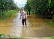 Anggota Polsek Menyuke Memantau Debit Air Di Desa Darit