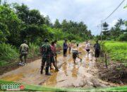 Satgas Yonkav 12/BC Gotong Royong Bersama Warga Temajuk Perbaiki Akses Jalan Utama