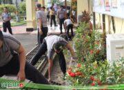 Jum’at yang Mulia, Polres Ketapang Laksanakan Bersih-Bersih Lingkungan Mapolres