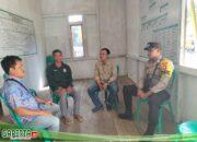 Dukung Ketahanan Pangan, Bhabinkamtibmas Desa Pak Mayam Tanam Jagung Bersama Masyarakat