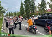 Polda Kalbar Bagi Takjil Gratis Kepada Masyarakat