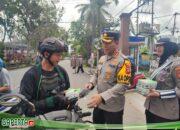 Ramadhan Berkah, Kapolresta Pontianak Bagikan Takjil kepada Warga di Depan Mako Polresta