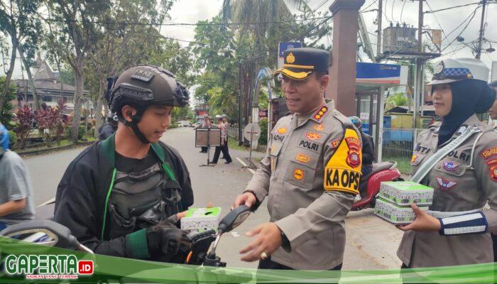 Ramadhan Berkah, Kapolresta Pontianak Bagikan Takjil kepada Warga di Depan Mako Polresta