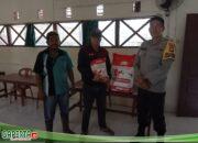 Bhabinkamtibmas Dampingi Penyaluran Bantuan Pemerintah Berupa Benih Jagung Hibrida RSA 002