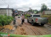 Polisi Bantu Kelancaran Lalu Lintas di Jalan Rusak, Warga Apresiasi