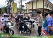 Kapolres Sanggau Bagikan Takjil kepada Masyarakat dalam Rangka Bulan Suci Ramadhan