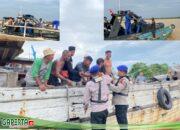 POLAIRUD Polda Jambi Bagikan Takjil Buka Puasa Kepada Nelayan dan ABK Kapal, Serta Masyarakat Perairan Jambi