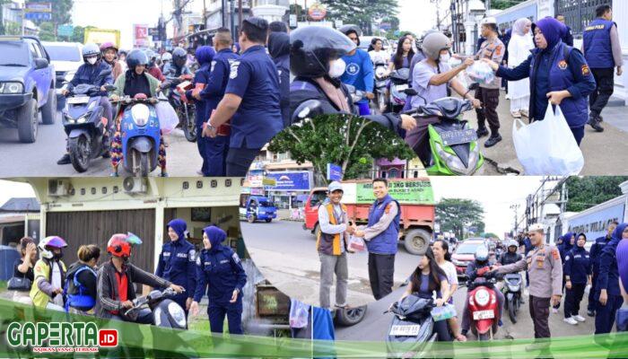 Ramadhan Penuh Berkah: Bidhumas Polda Jambi Laksanakan Bagi Takjil Dikawasan Simpang Kebun Kopi