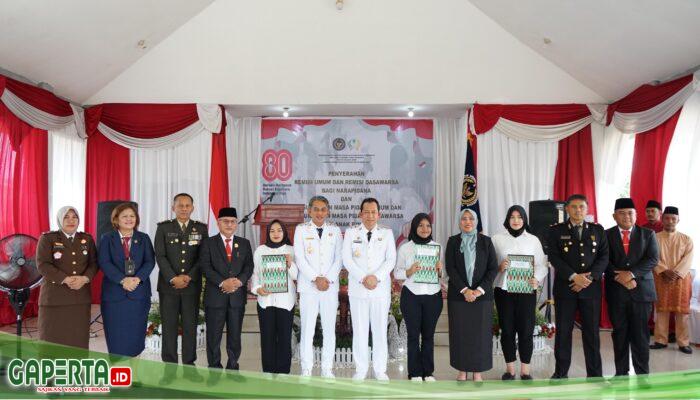 RATUSAN WARGA BINAAN DI LAPAS PEREMPUAN KELAS IIB JAMBI TERIMA REMISI, BUPATI DAN WAKIL BUPATI HADIR DALAM UPACARA