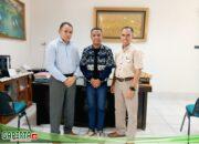 Apresiasi Buat Fery Tobe Diberikan oleh Rektor UKAW Kupang