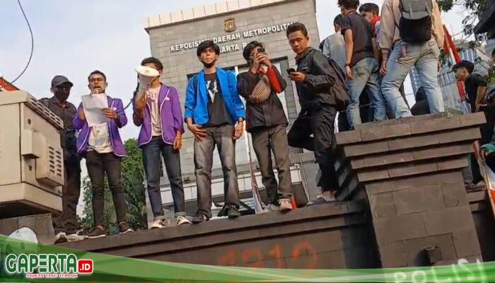 Mahasiswa dari Berbagai Universitas Gelar Aksi di Mapolda Metro Jaya, BEM STFT Jakarta.