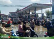Bhabinkamtibmas Rengas Pulau Atur Lalu Lintas di SPBU Marelan Raya Cegah Kemacetan
