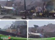 Rumah Warga Roboh Diterjang Badai Angin Kencang di Pulau Bendu, Kabupaten Landak