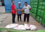 PT Elnusa Petrofin Beri Bantuan Ban Dalam Truck Pada Warga Korban Banjir Hamparan Perak Sebagai Solusi Sarana Transportasi Apung