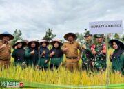 Panen Raya Serentak, Bupati Monadi Hadir bersama Petani