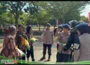 Humanis di Garis Depan, Brimob Jambi Bagikan Tali Asih kepada Massa Aksi Damai Masyarakat SAD